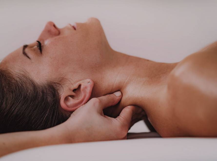 Massage gegen Nackenschmerzen bei NAKA Thaimassage Düsseldorf