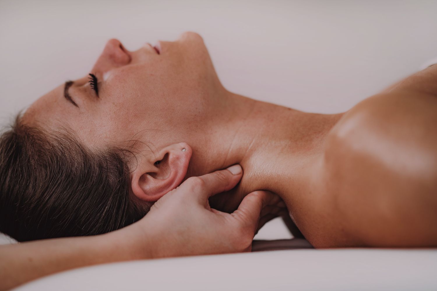 Massage gegen Nackenschmerzen bei NAKA Thaimassage Düsseldorf