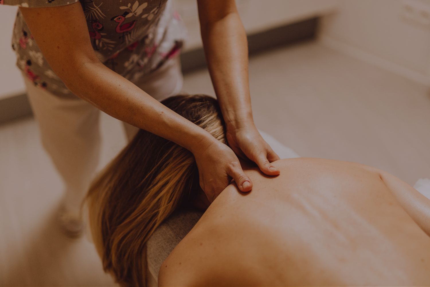 Massage zur Lösung von Verspannungen im Nacken