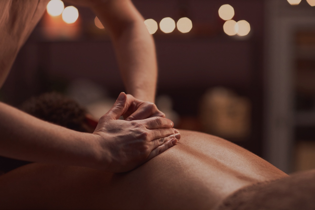 Massage zur Lösung von Verspannungen im Rücken und Nacken